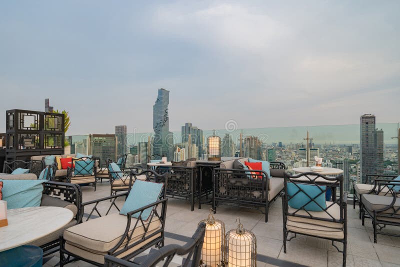 Barra aerea un ristorante o una terraferma di bar con tavola da pranzo sul tetto dell'edificio di architettura dell'hotel high ris immagini stock