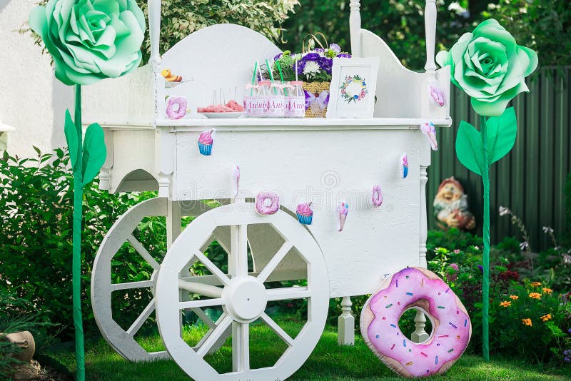 Barra de caramelo Decoración para el ` s del bebé o la fiesta de cumpleaños del ` s del niño toldo de madera con las ruedas para imagen de archivo Barra de caramelo Decoración para el ` s del bebé o la fiesta de cumpleaños del ` s del niño toldo de madera con las ruedas para imagen de archivo