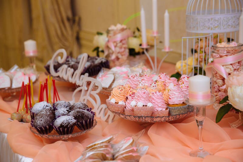 Barra de caramelo en ceremonia de boda con muchos diversos caramelos Concepto de tabla de la decoración con los postres fotos de archivo Barra de caramelo en ceremonia de boda con muchos diversos caramelos Concepto de tabla de la decoración con los postres fotos de archivo