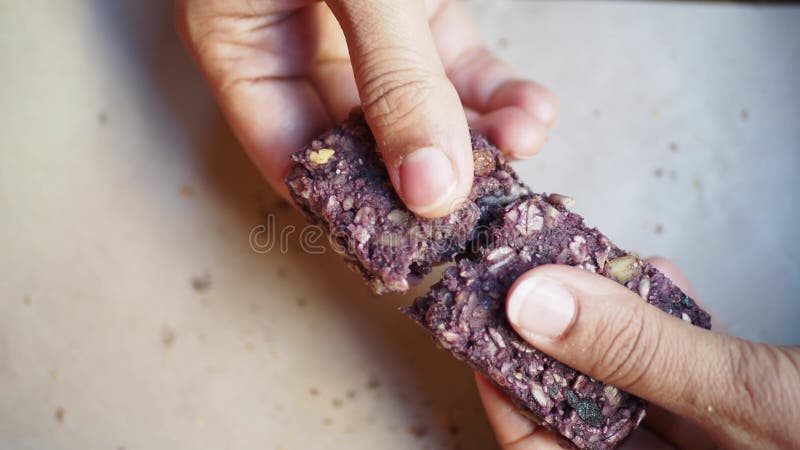 Barra de proteína de aveia com cracking manual por mulheres filme