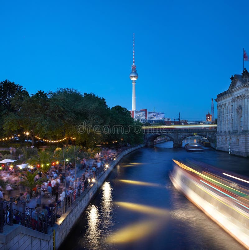 Barra del filo sul fiume della baldoria, Berlino immagini stock libere da diritti Barra del filo sul fiume della baldoria, Berlino immagini stock libere da diritti