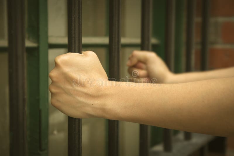 Barra della prigione della tenuta della mano di signora nel concetto di traffico e di Istruzione Autodidattica umani fotografia stock Barra della prigione della tenuta della mano di signora nel concetto di traffico e di Istruzione Autodidattica umani fotografia stock