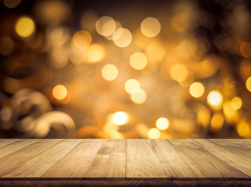 Barra do balcão superior da mesa de textura da madeira com boque de ouro claro e borrado em café, fundo do restaurante