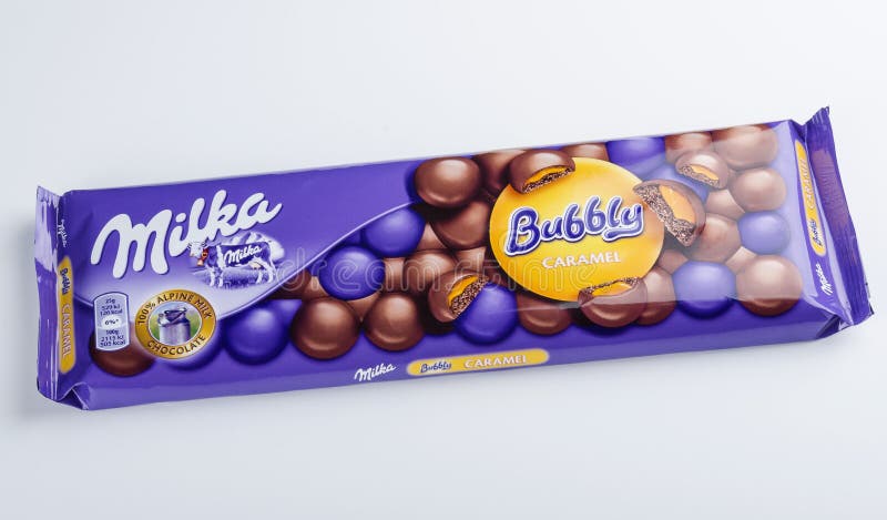 Barra do chocolate borbulhante do caramelo de Milka isolado no fundo branco fotos de stock Barra do chocolate borbulhante do caramelo de Milka isolado no fundo branco fotos de stock