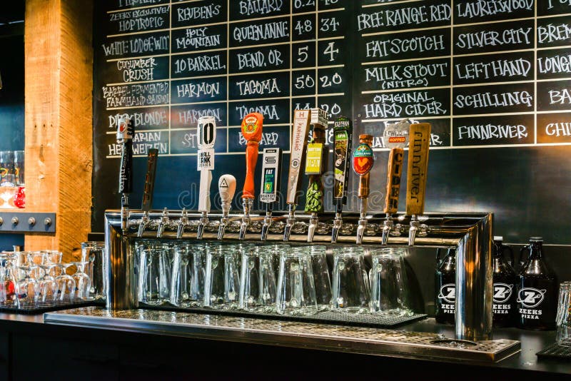 Zeeks Pizza, cervejaria com seleção variada de cervejas foto de stock