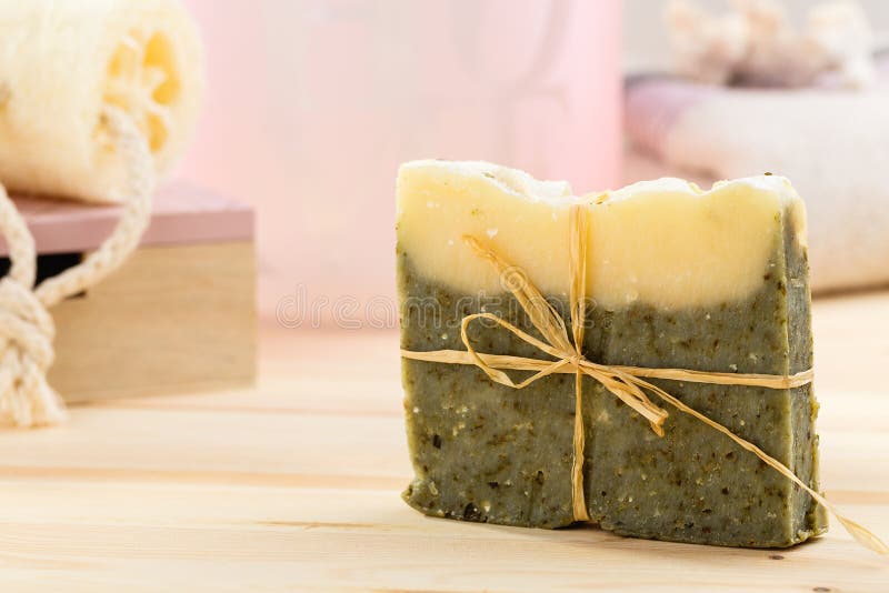 Barra verde di sapone organico naturale con olio d'oliva e le erbe secche immagine stock Barra verde di sapone organico naturale con olio d'oliva e le erbe secche immagine stock