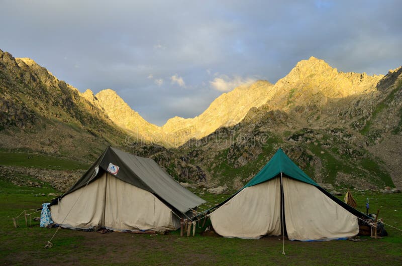 Barracas de acampamento perto dos lagos no passeio na montanha dos grandes lagos de Kashmir fotografia de stock Barracas de acampamento perto dos lagos no passeio na montanha dos grandes lagos de Kashmir fotografia de stock