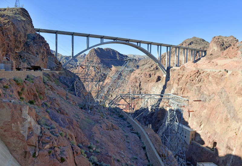 Barrage de Hoover, un point de repère hydro-électrique massif d'ingénierie situé à la frontière du Nevada et de l'Arizona photographie stock libre de droits Barrage de Hoover, un point de repère hydro-électrique massif d'ingénierie situé à la frontière du Nevada et de l'Arizona photographie stock libre de droits