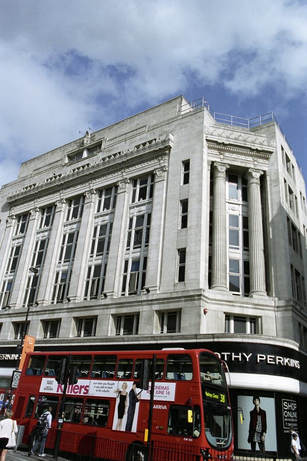 Barramento no tráfego imagens de stock royalty free