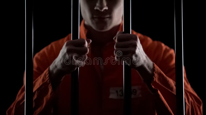 Barras agressivas da prisão da terra arrendada do interno, julgadas injustamente, apelação da frase de corte fotos de stock Barras agressivas da prisão da terra arrendada do interno, julgadas injustamente, apelação da frase de corte fotos de stock