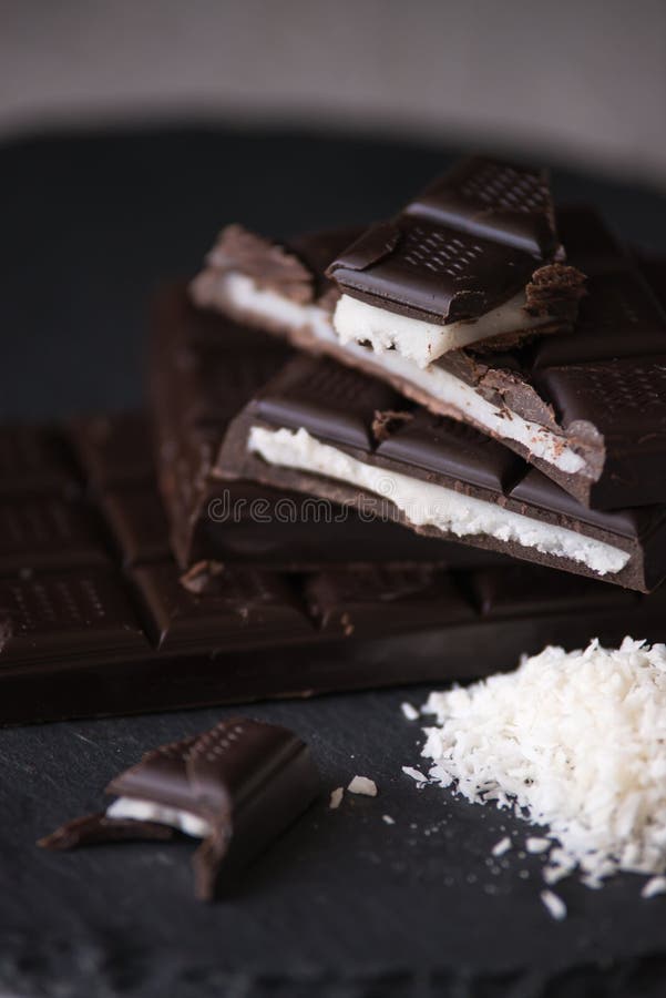 Barras caseras de chocolate con relleno de coco. foto de comida oscura