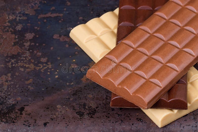 Barras de la leche, oscuras y blancas de chocolate fotografía de archivo Barras de la leche, oscuras y blancas de chocolate fotografía de archivo