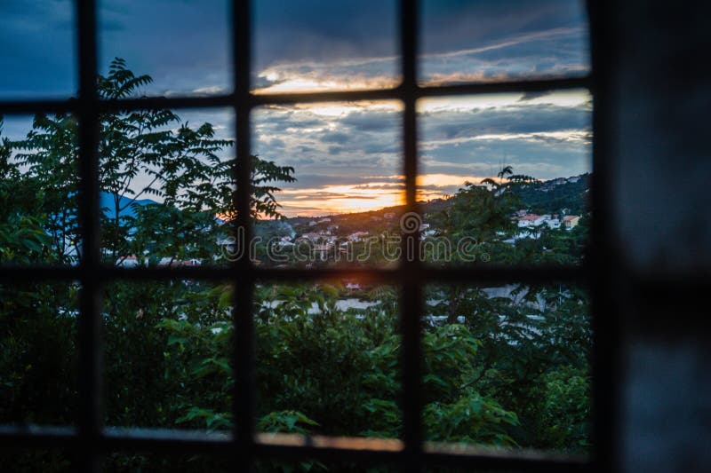 Barras de la prisión y puesta del sol colorida dramática fotografía de archivo libre de regalías Barras de la prisión y puesta del sol colorida dramática fotografía de archivo libre de regalías