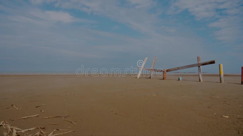 Barras de madera y arena amarilla a orillas del mar. almacen de metraje de vídeo