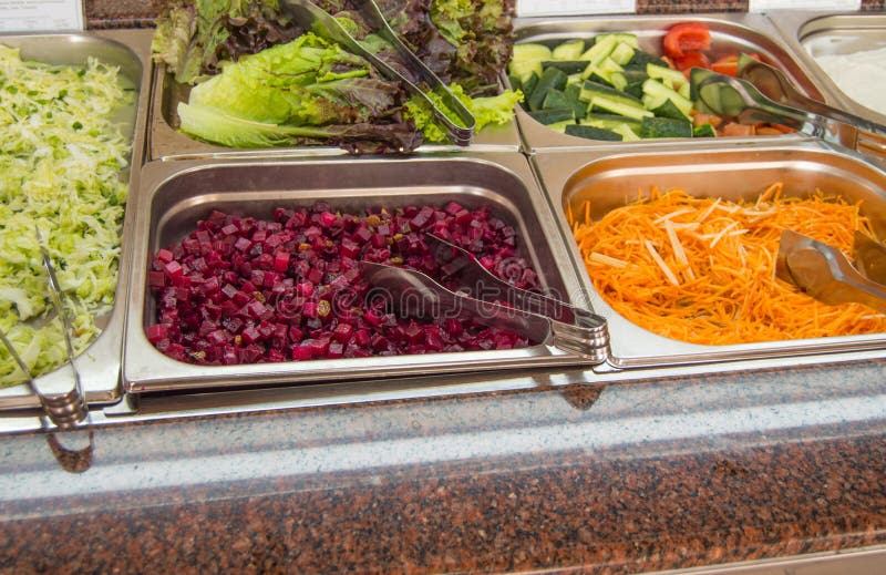Barras frescas de salada com uma variedade de ingredientes frescos VEGETÁVEIS, uma variedade de sortidos vegetais para os cliente foto de stock