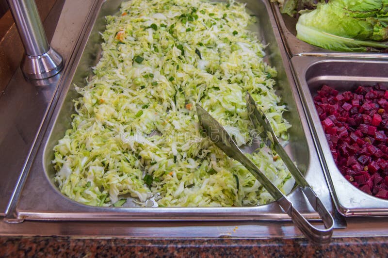 Barras frescas de salada com uma variedade de ingredientes frescos VEGETÁVEIS, uma variedade de sortidos vegetais para os cliente imagens de stock royalty free