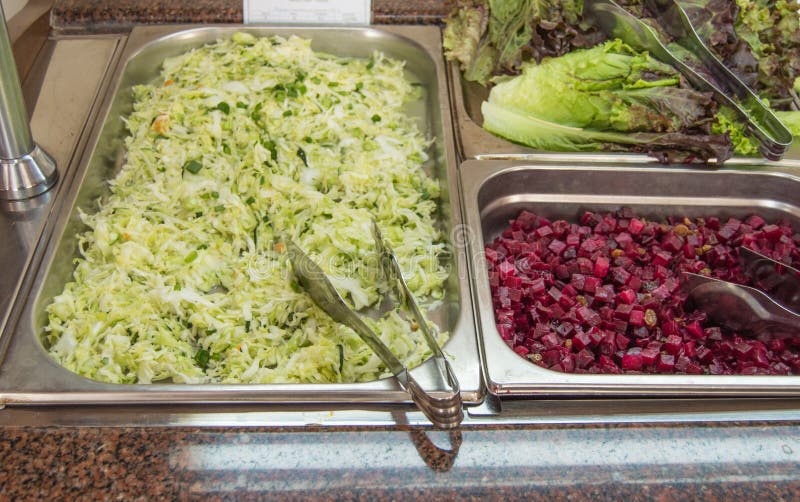 Barras frescas de salada com uma variedade de ingredientes frescos VEGETÁVEIS, uma variedade de sortidos vegetais para os cliente fotos de stock