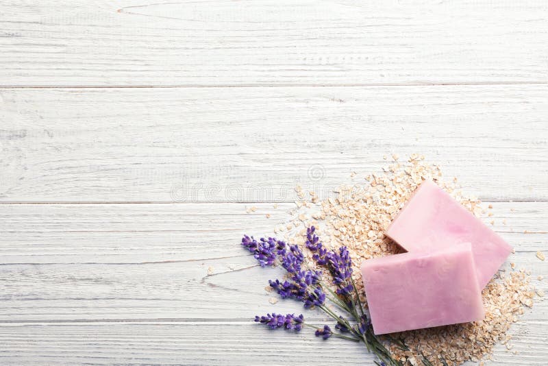 Barras, Harina De Avena Y Lavanda Hechas A Mano Del Jabón En El Fondo De  Madera Blanco Imagen de archivo - Imagen de belleza, flor: 128674939