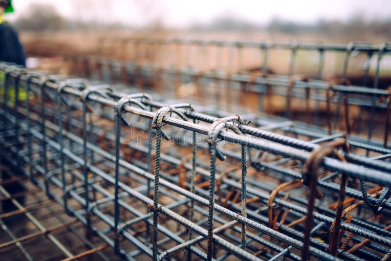Barre d'acciaio del tondo per cemento armato, barre concrete di rinforzo con la vergella utilizzata nel fondamento del cantiere fotografia stock libera da diritti Barre d'acciaio del tondo per cemento armato, barre concrete di rinforzo con la vergella utilizzata nel fondamento del cantiere fotografia stock libera da diritti