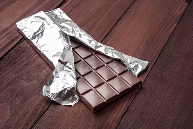 Barre de chocolat en emballage image libre de droits Barre de chocolat en emballage image libre de droits