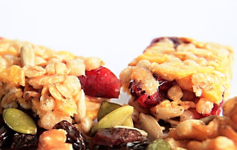 Barre de Muesli avec des écrous sur la table photographie stock libre de droits Barre de Muesli avec des écrous sur la table photographie stock libre de droits