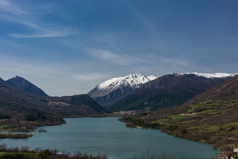 Barrea, L`Aquila, Abruzzo, η λίμνη Το Barrea είναι ένα μικρό χωριό στο Abruzzo, που βρίσκεται πάνω σε μια βραχώδη ορεινή έλξη στοκ φωτογραφίες