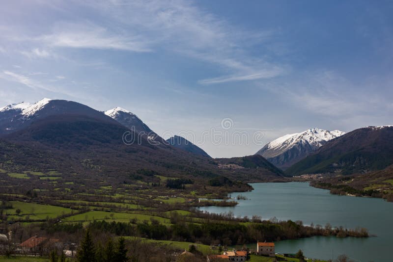 Barrea, L`Aquila, Abruzzo, η λίμνη Το Barrea είναι ένα μικρό χωριό στο Abruzzo, που βρίσκεται πάνω σε μια βραχώδη ορεινή έλξη στοκ εικόνα