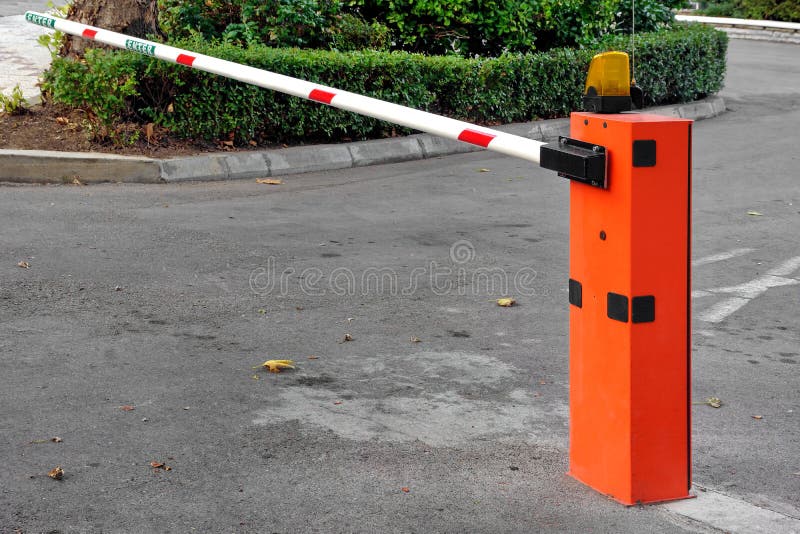 Portão Automático De Barreira à Entrada Do Estacionamento Do Carro Foto de  Stock - Imagem de seguro, protetor: 233894894