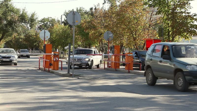 Barreira automática da segurança no estacionamento