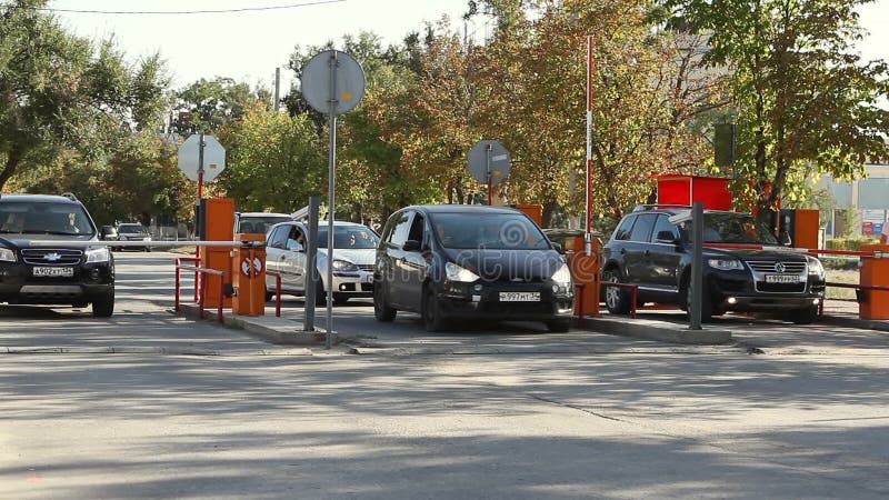 Barreira automática da segurança no estacionamento