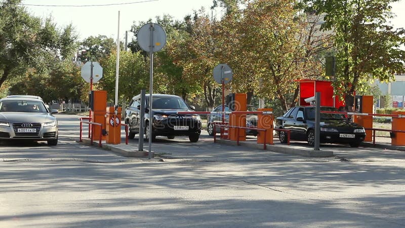 Barreira automática da segurança no estacionamento