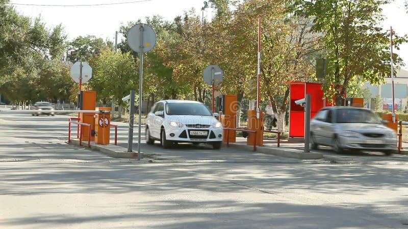 Barreira automática da segurança no estacionamento