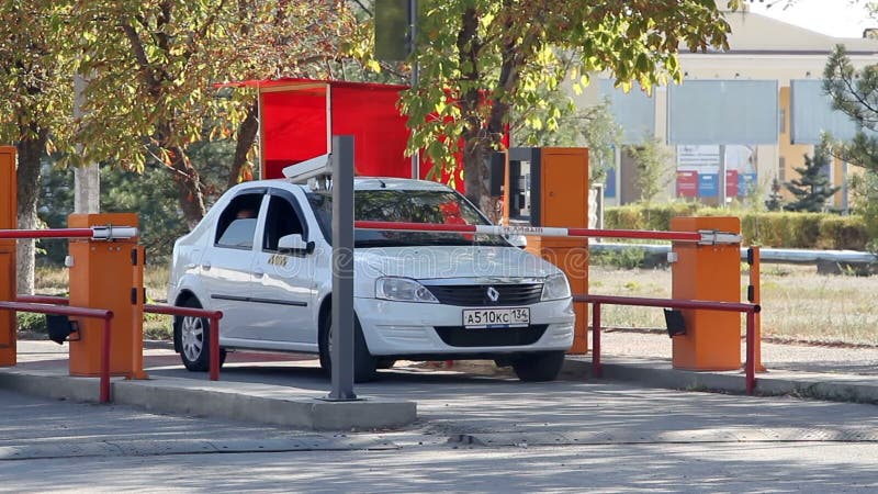 Barreira automática da segurança no estacionamento