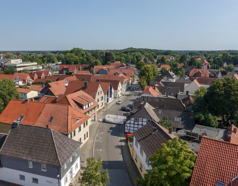 Barreira contra ataques terroristas com os veículos na cidade velha de Gifhorn no festival 2018 da cidade, foto de cima de fotografia de stock royalty free Barreira contra ataques terroristas com os veículos na cidade velha de Gifhorn no festival 2018 da cidade, foto de cima de fotografia de stock royalty free