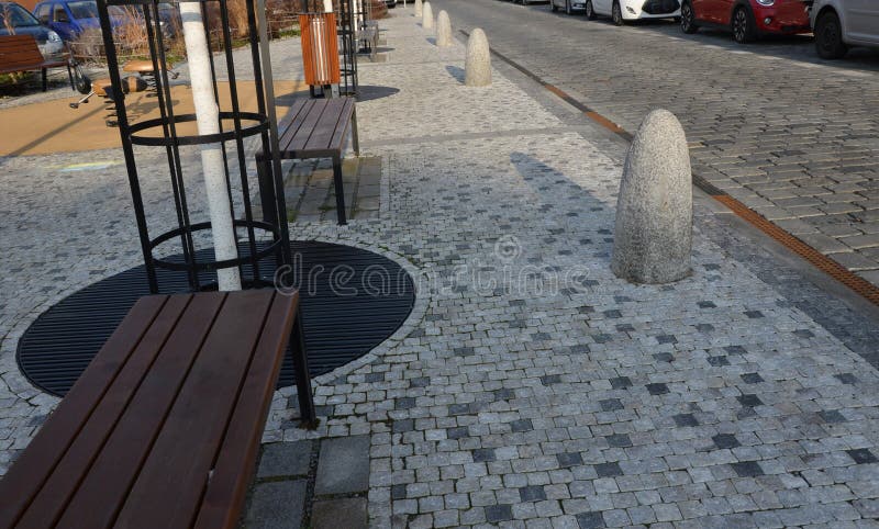 Barreiras De Pedra Num Cilindro Quadrado Com Hemisfério No Topo