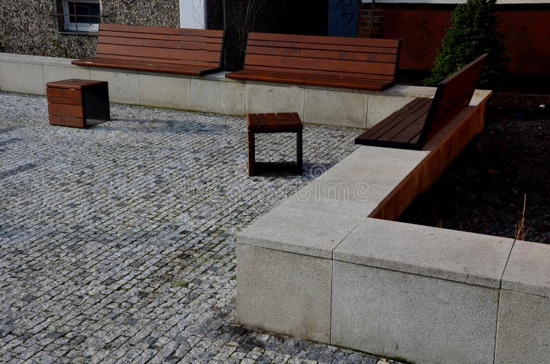 Barreiras De Pedra Num Cilindro Quadrado Com Hemisfério No Topo