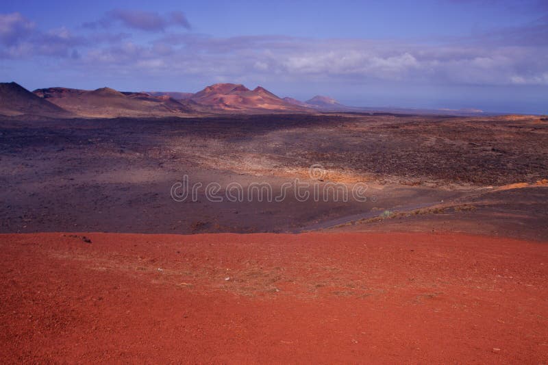 Vista la rossa del deserto, paesaggio alieno di Lanzarote, nelle isole canarie.