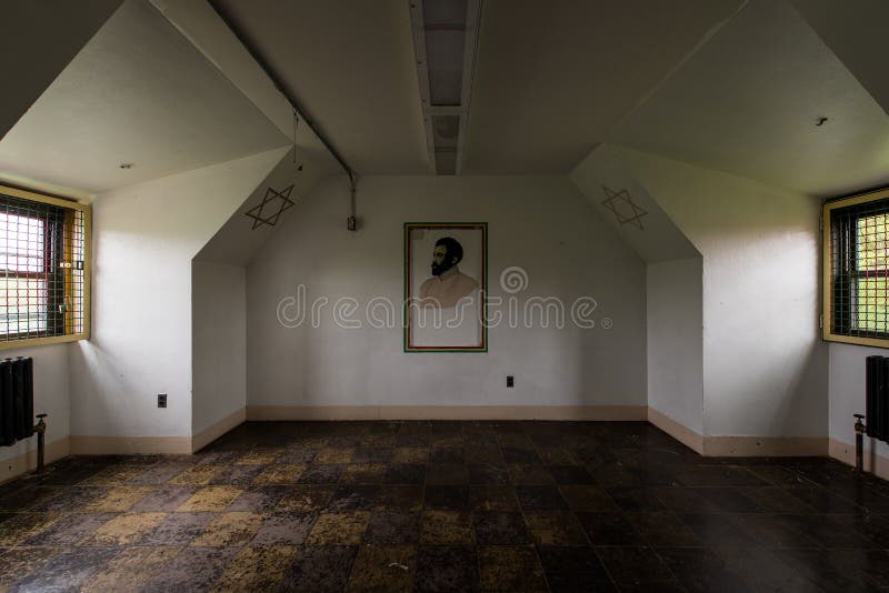 Barren Ward Room med Windows - Avbrutet fängelse för rättelse av mellanOrange - New York royaltyfri fotografi