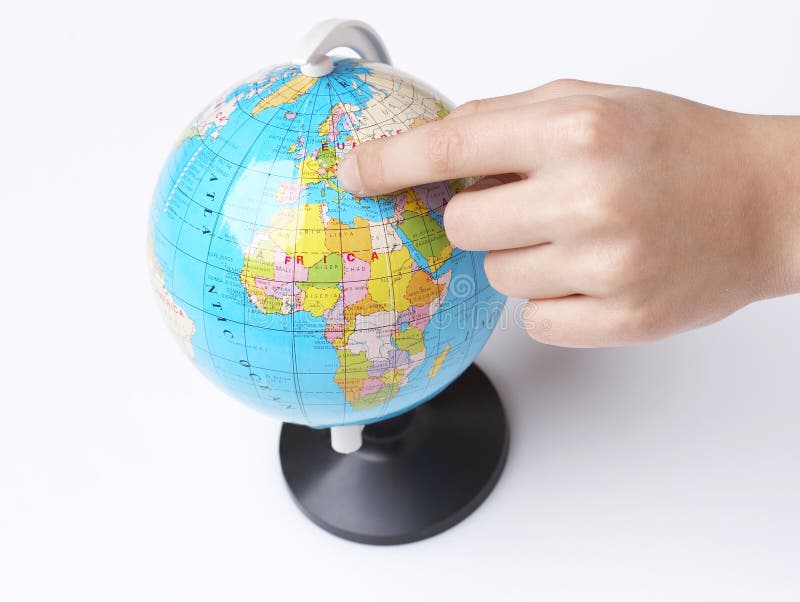 Barretta dei ragazzi che indica sul globo del mondo fotografie stock libere da diritti Barretta dei ragazzi che indica sul globo del mondo fotografie stock libere da diritti