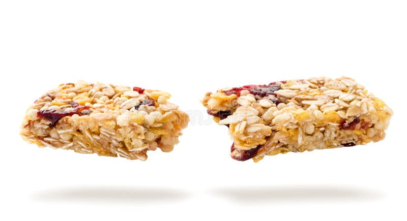 Barretta di granola di dieta rotta a metà di mosche su un bianco Isolato immagini stock libere da diritti
