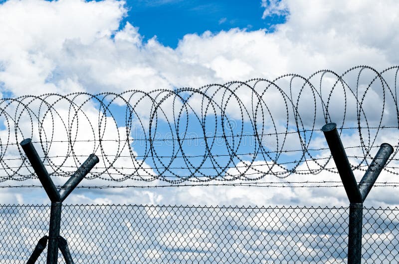 Barriera di sicurezza del cavo del rasoio immagini stock libere da diritti Barriera di sicurezza del cavo del rasoio immagini stock libere da diritti