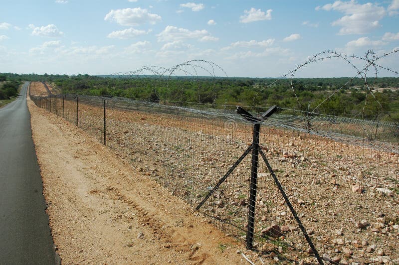 Barriera di sicurezza del confine fotografia stock libera da diritti Barriera di sicurezza del confine fotografia stock libera da diritti