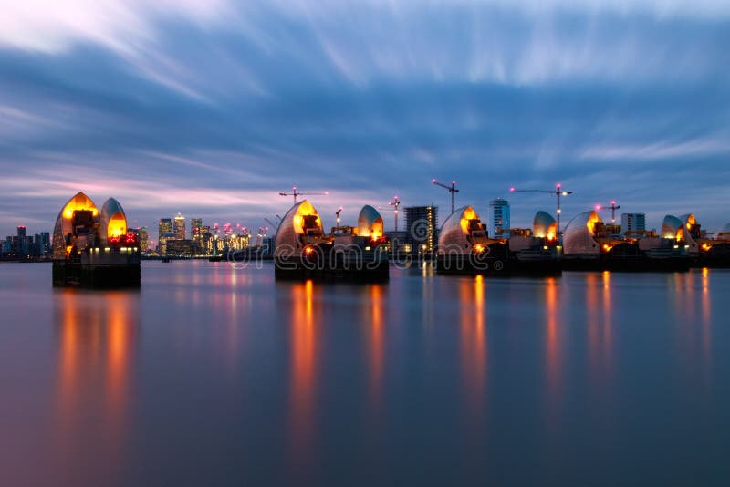 Barriera e Canary Wharf di Tamigi a Londra fotografia stock Barriera e Canary Wharf di Tamigi a Londra fotografia stock