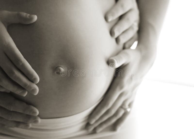 Barriga da mulher gravida expor