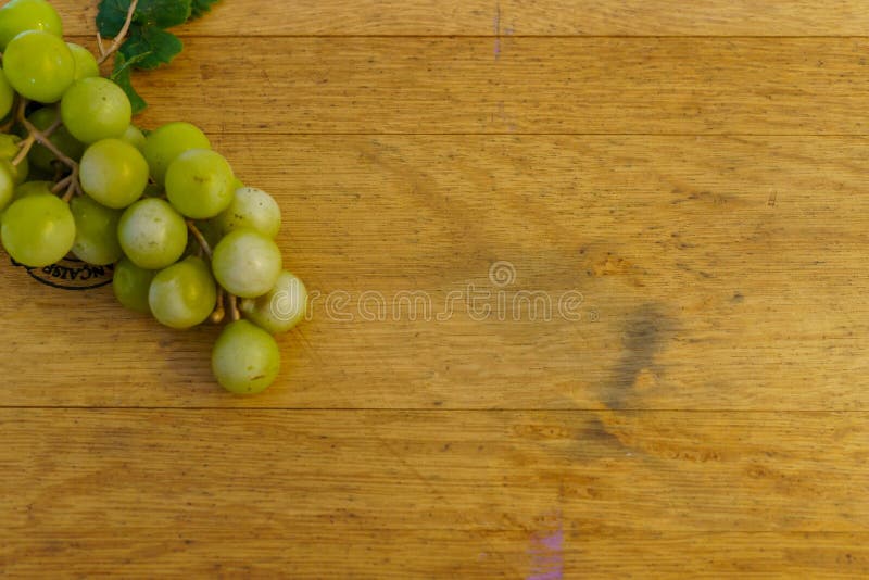 barril viejo del roble del fondo con las uvas imagenes de archivo barril viejo del roble del fondo con las uvas imagenes de archivo