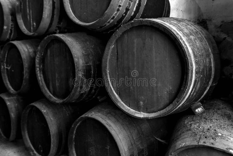 Barriles viejos para el whisky en negro fotografía de archivo libre de regalías Barriles viejos para el whisky en negro fotografía de archivo libre de regalías