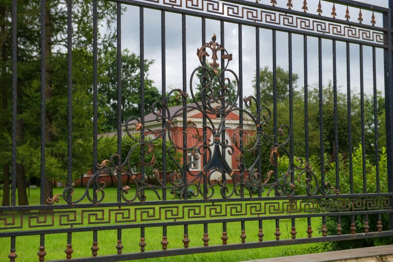 Barrière forgée de gril en métal du jardin de ville photographie stock Barrière forgée de gril en métal du jardin de ville photographie stock