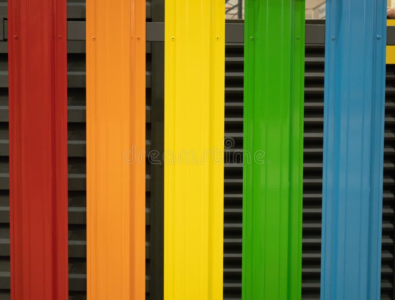 Barrière métallique colorée vive de fer-blanc de plan rapproché photos stock Barrière métallique colorée vive de fer-blanc de plan rapproché photos stock