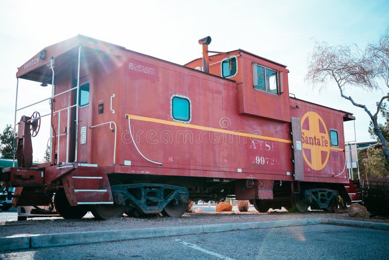 Barstow, Kalifornien, USA - roter Zug Santa Fes am West-Amerika-Eisenbahn-Museum nahe Harvey House Railroad Depotis weihte ein stockfotografie Barstow, Kalifornien, USA - roter Zug Santa Fes am West-Amerika-Eisenbahn-Museum nahe Harvey House Railroad Depotis weihte ein stockfotografie