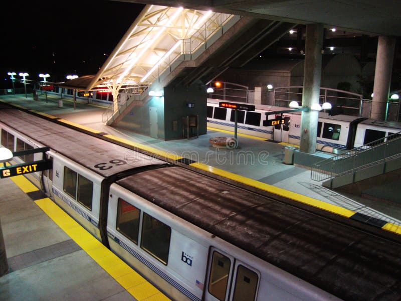 BART Train Parked em BART Millbrae Station foto de stock BART Train Parked em BART Millbrae Station foto de stock